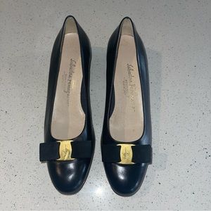 Salvatore Ferragamo Vara Pumps 9 1/2B